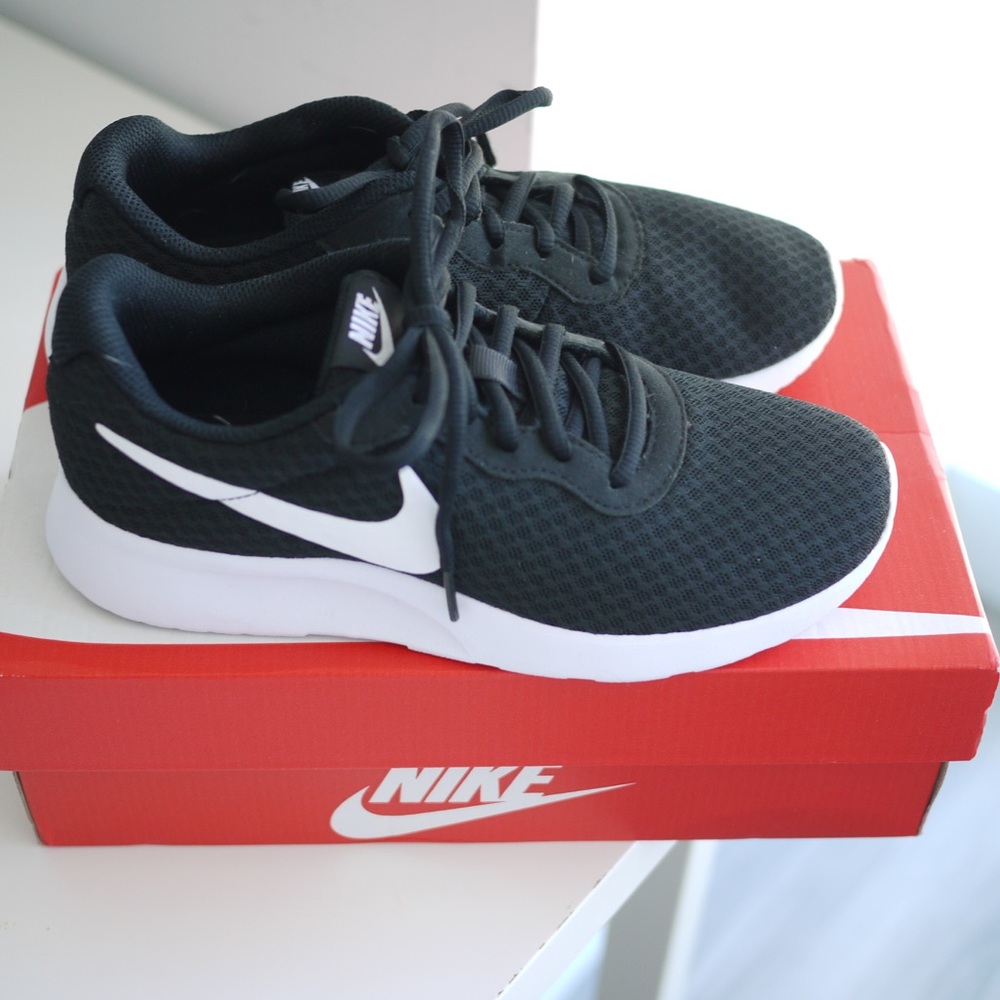 Nike women’s tanjun casual sneakers